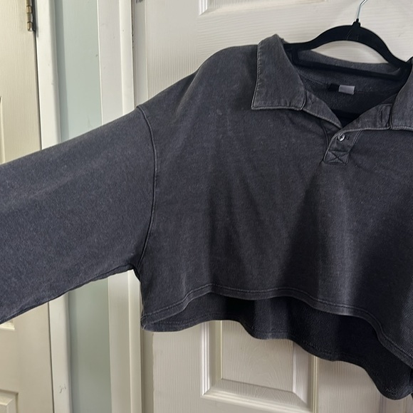 H&M cropped collared sweatshirt - Picture 3 of 3